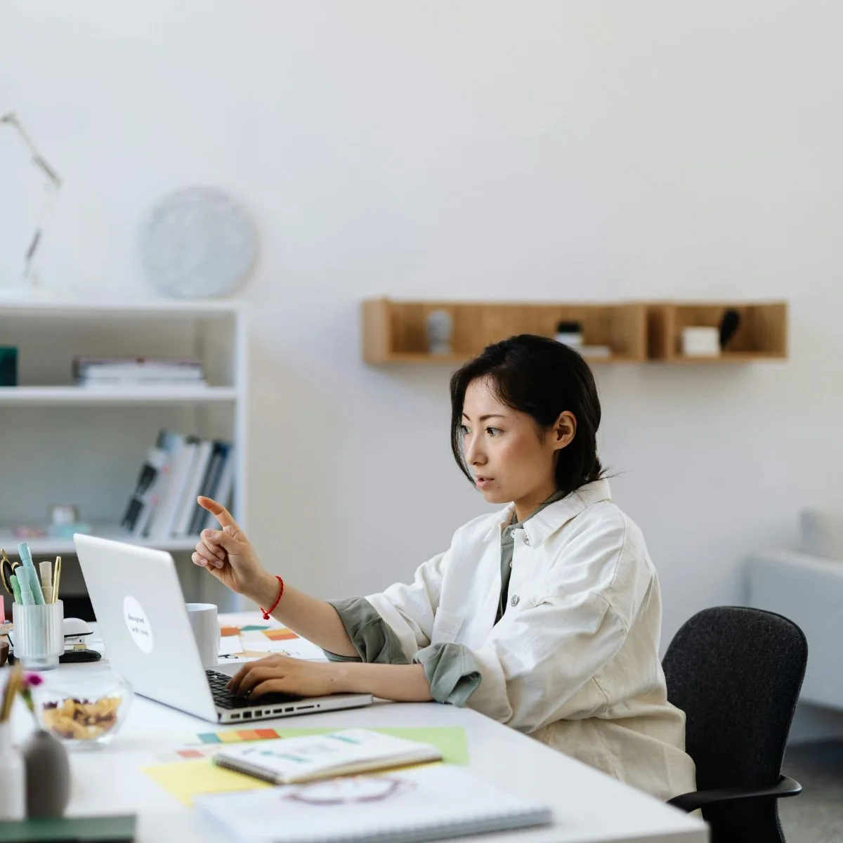 Cô gái áo sơ mi trắng ngồi ở bằng làm việc đang hướng dẫn thực hiện bài trấc nghiệm xác định phong cách lãnh đạo