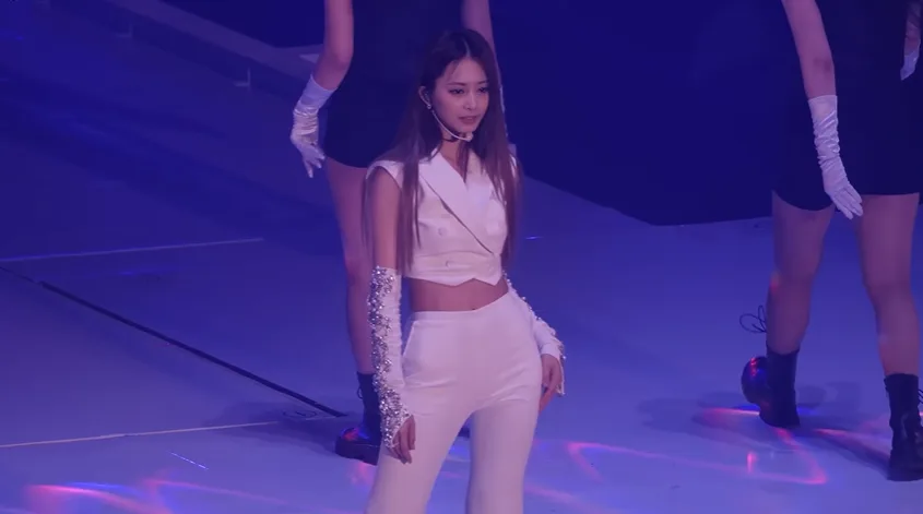 Tzuyu diện outfits full trắng twice