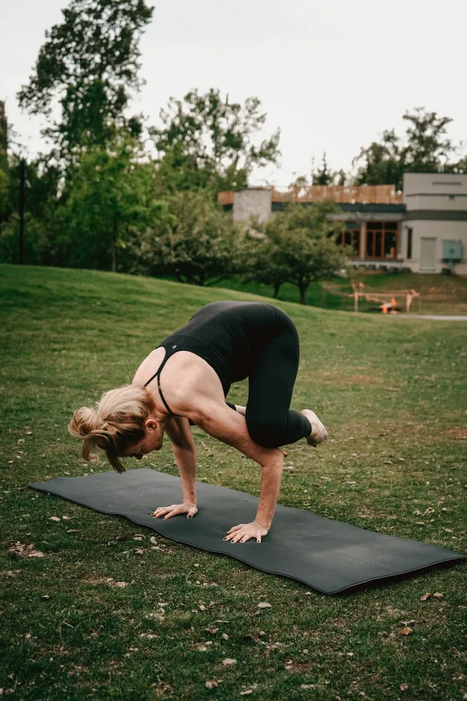 Những động tác yoga cần tránh trong ngày đèn đỏ.