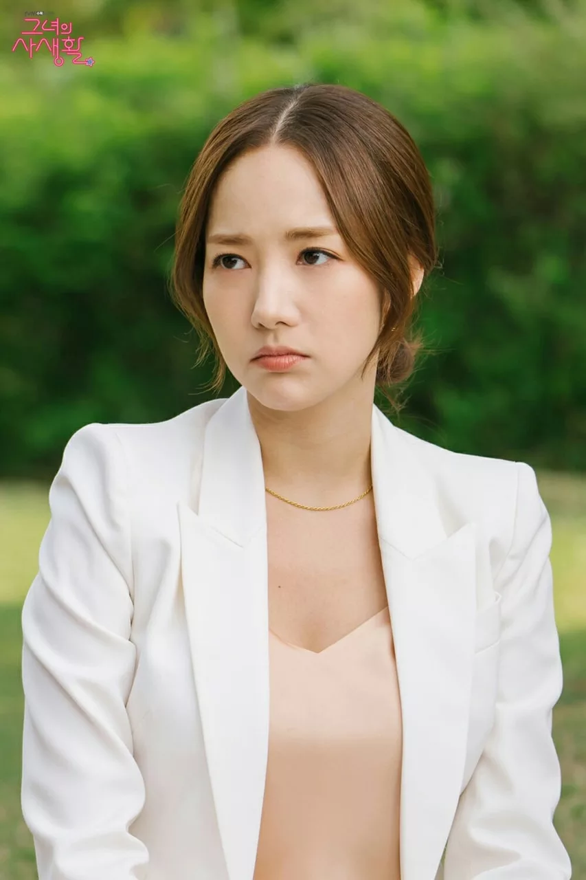 Park Min Young mặc áo hồng nhạt, áo blazer trắng, đeo dây chuyền mảnh trong phim Her Private Life