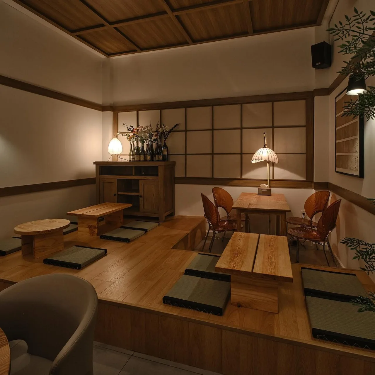 không gian Home Bar Là Nhà sử dụng bàn thấp và đệm ngồi theo phong cách Nhật Bản
