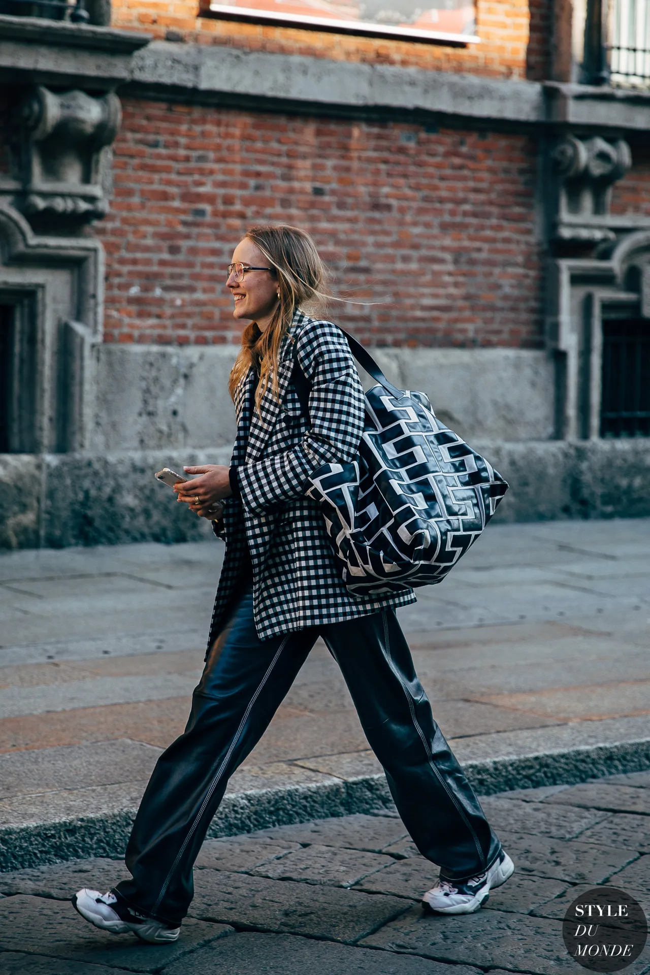 blazer kẻ ô túi xách oversize