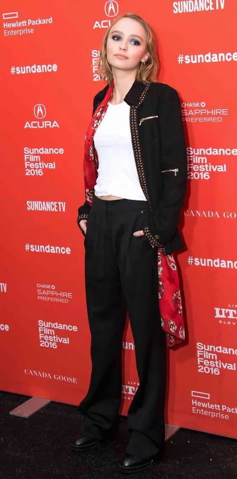 Nàng thơ Lily-Rose Depp với phong cách thời trang đáng ngưỡng mộ Nàng thơ Lily-Rose Depp với phong cách thời trang đáng ngưỡng mộ
