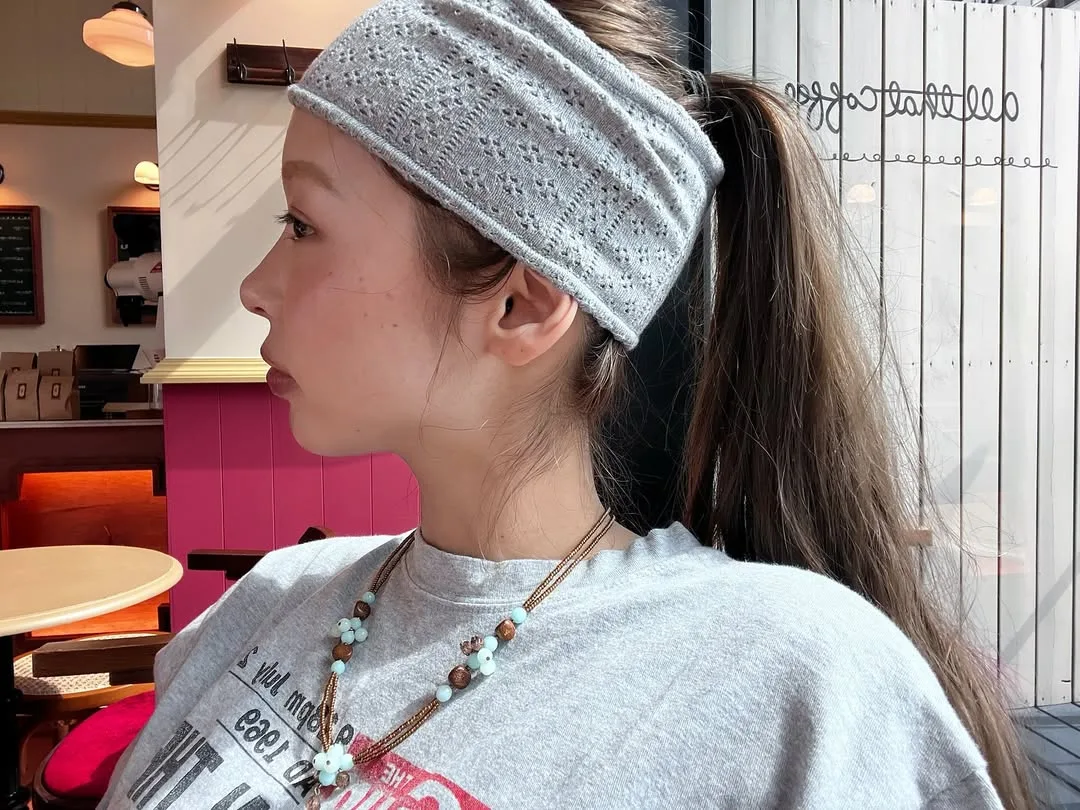 Cô gái mang áo xám đội băng đô xám