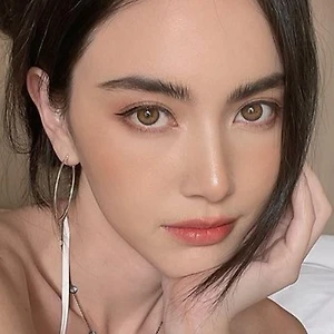Brushed-up Eyebrows: chân mày chải ngược quay trở lại đường đua làm đẹp