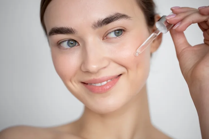 Nên sử dụng các loại serum, kem dưỡng cùng tretinoin.