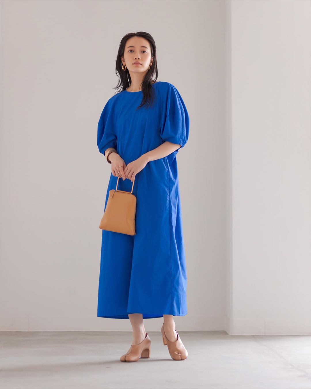 Cô gái mặc váy xòe phom rộng màu xanh nước biển
