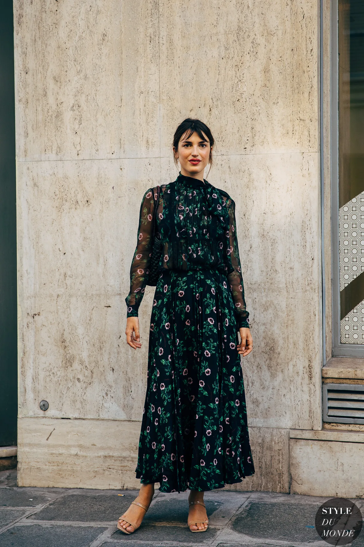 Jeanne Damas mặc đầm xòe voan dài in hoa