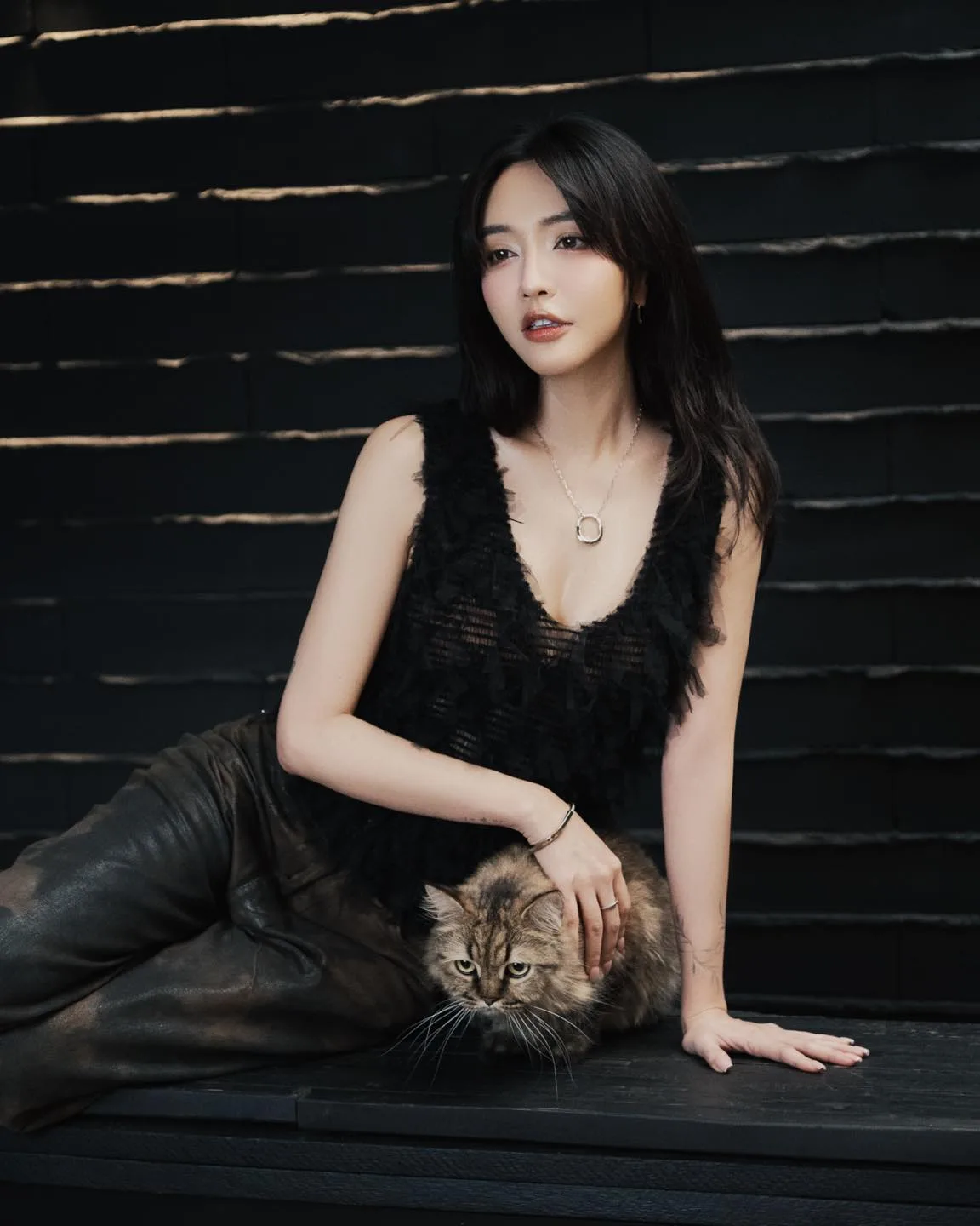 Bích Phương diện quần da