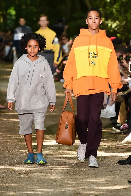 Voi Balenciaga, nguoi dan ong gia dinh tro nen thoi thuong hon bao gio het