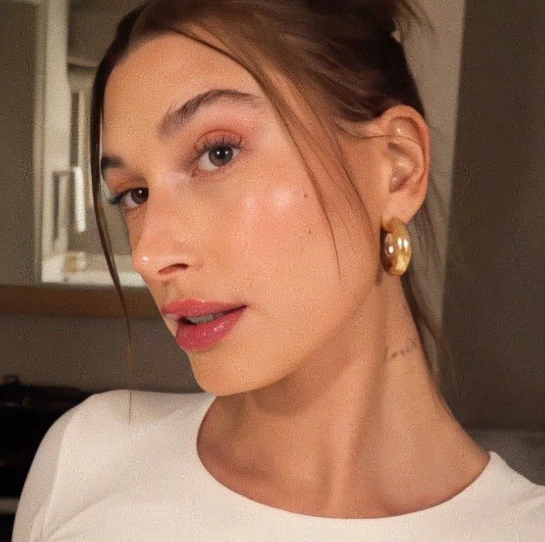 Làn da mịn màng của Hailey Bieber nhờ routine làm sạch.