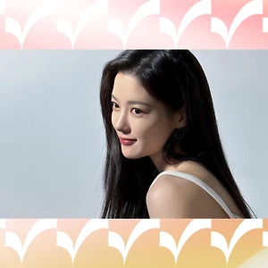cô gái makeup tự nhiên và sở hữu làn da đẹp nhờ skincare đúng cách