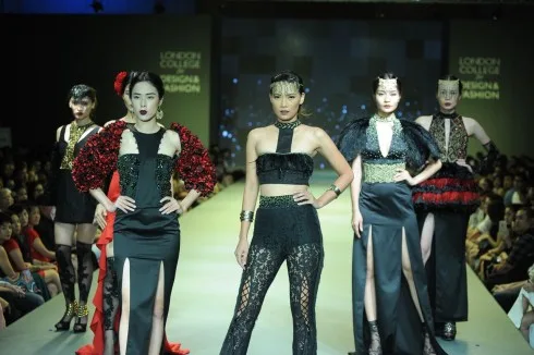 BST hướng đến những khách hàng nữ yêu thích sự sang trọng, nữ tính nhưng độc đáo và bắt kịp xu hướng.