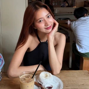 cô gái đang ngồi ăn