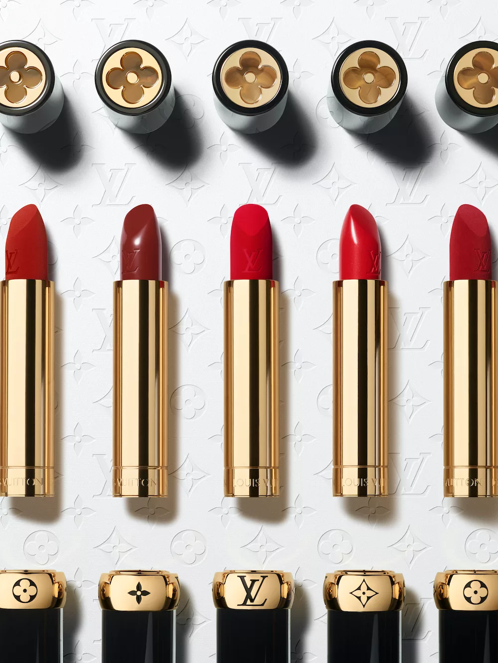 Bộ sưu tập son La Beauté Louis Vuitton với thiết kế tinh giản và nắp hoa văn biểu tượng.