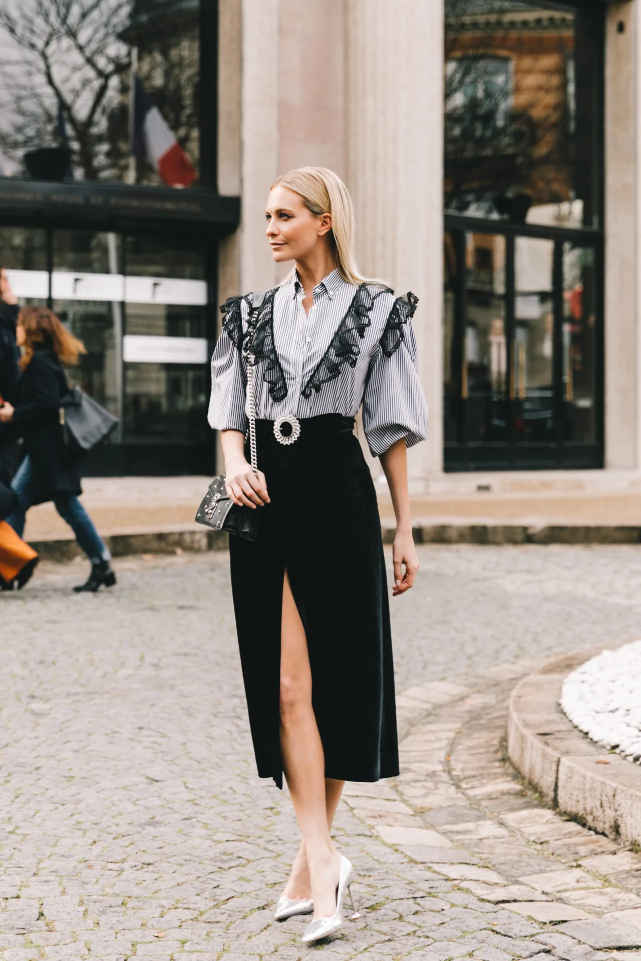 Dress code formal - áo sơ mi kẻ sọc viền ren và chân váy nhung xẻ tà