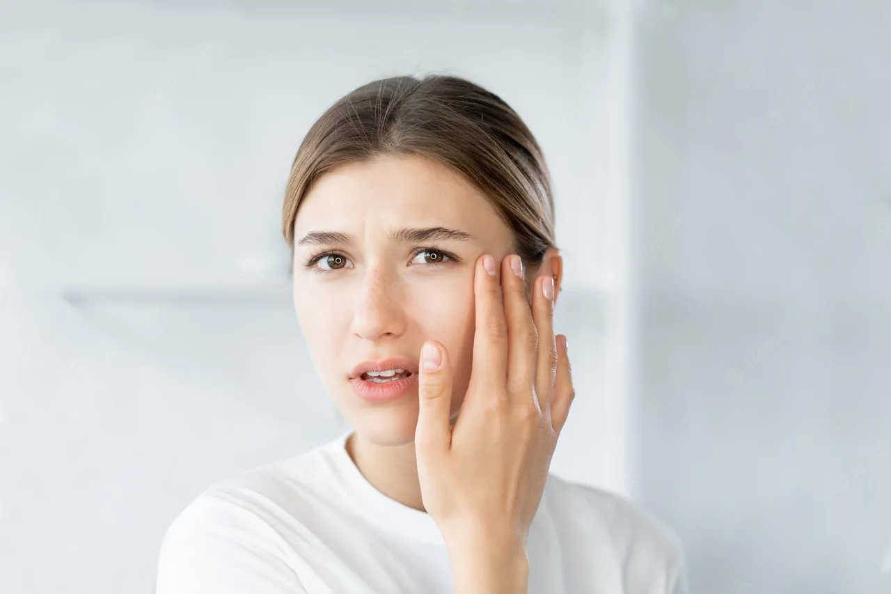Gây dị ứng, kích ứng cho da mặt khi sử dụng đồ trang điểm hết hạn
