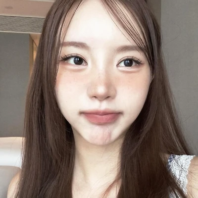 cô gái trang điểm tone cam đất với đôi mi cong vút