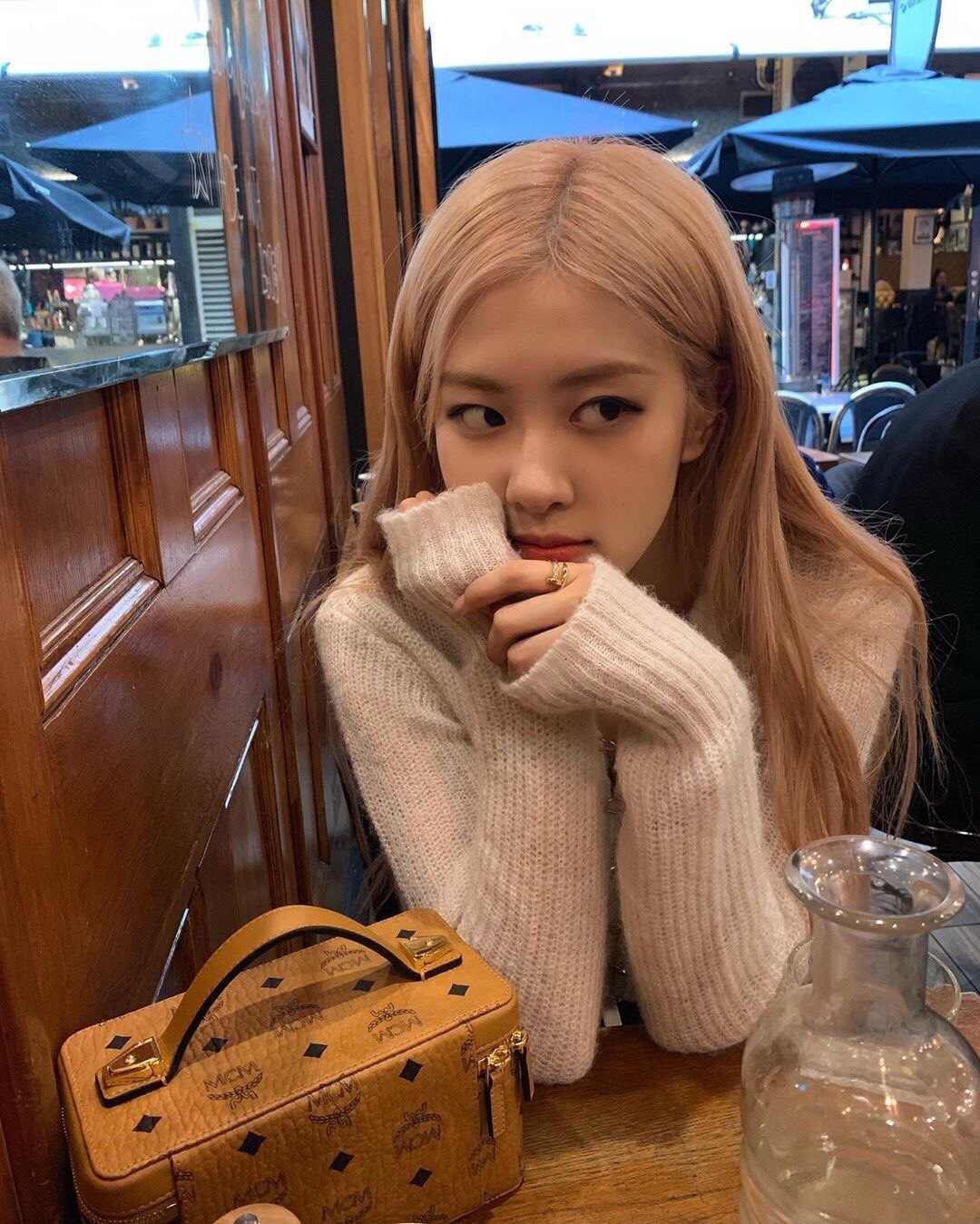 Rose xách túi hộp MCM màu nâu