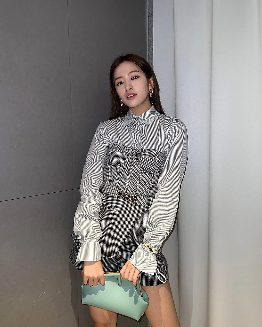 _yujin_an diện váy sơ mi