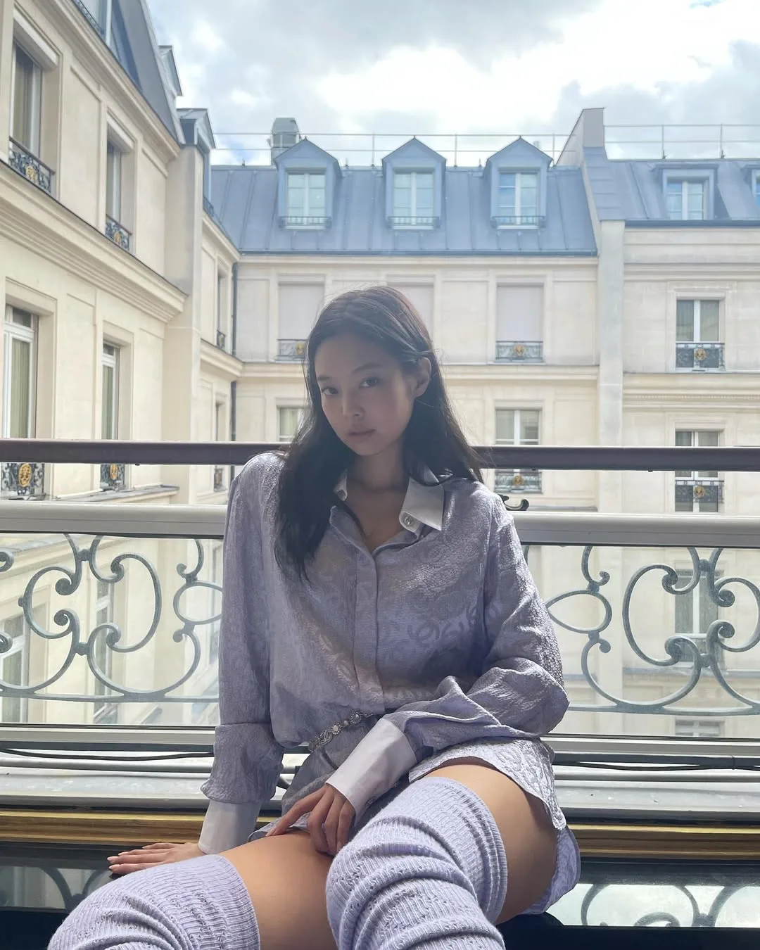 Jennie diện áp sơ mi oversized tím chanel