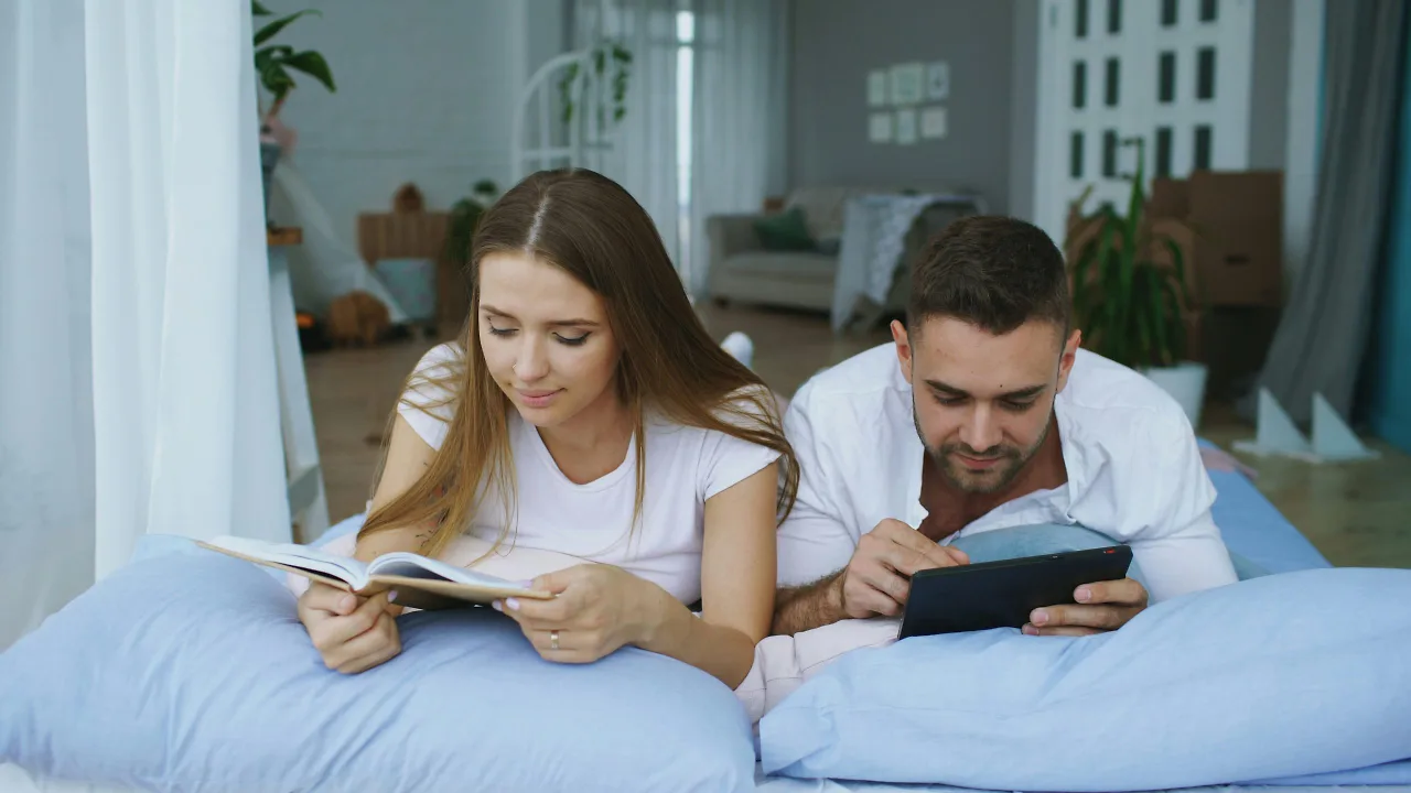 Ảnh một cặp đôi đang đọc sách cùng nhau cho thấy dấu hiệu tình yêu họ dành cho nhau