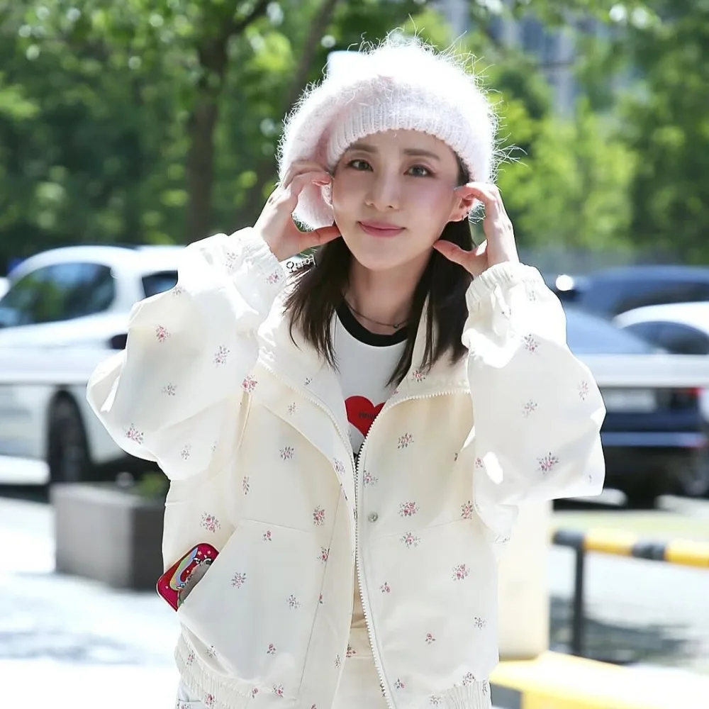 Dara (2NE1) đội mũ len chụp ảnh tạo hình trái tim bằng tay hai bên má