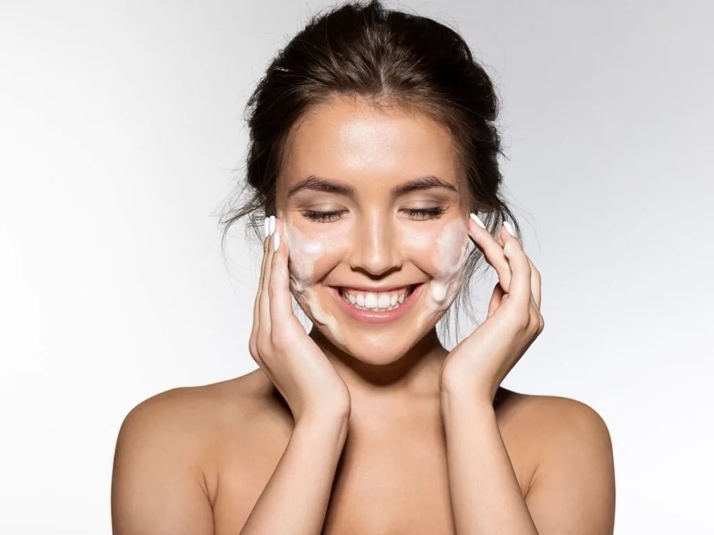 Top 10 sữa rửa mặt có mức giá "hạt dẻ" nhưng chất lượng siêu "xịn xò" Cô gái dùng sữa rửa mặt.