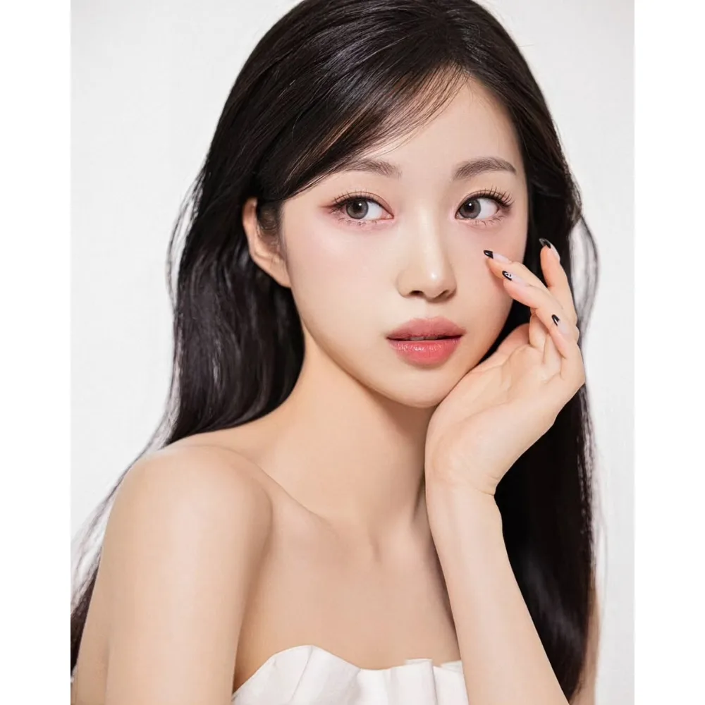 Cô gái để tay lên má