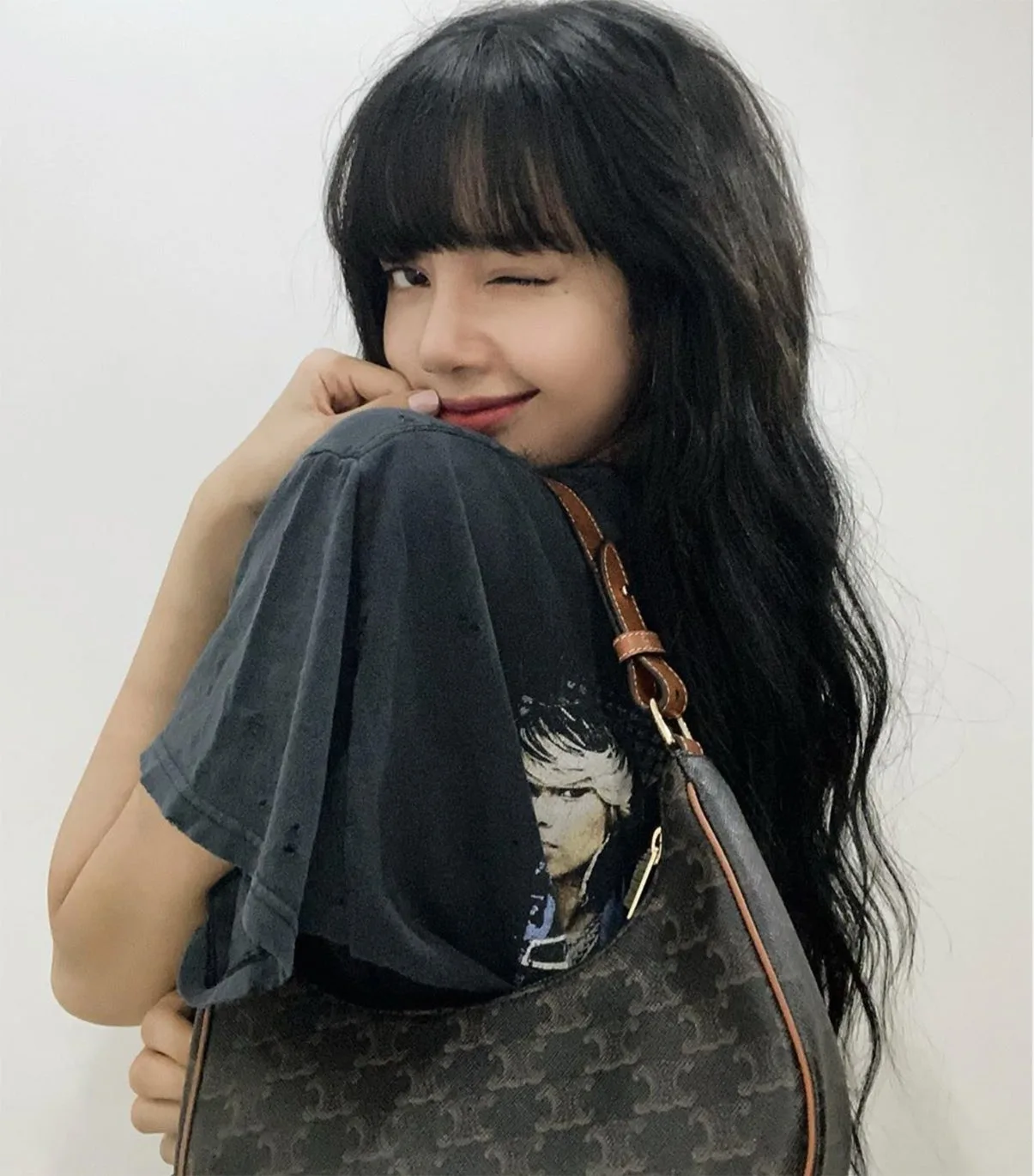 Lisa đeo túi CELINE Ava Triomphe Canvas