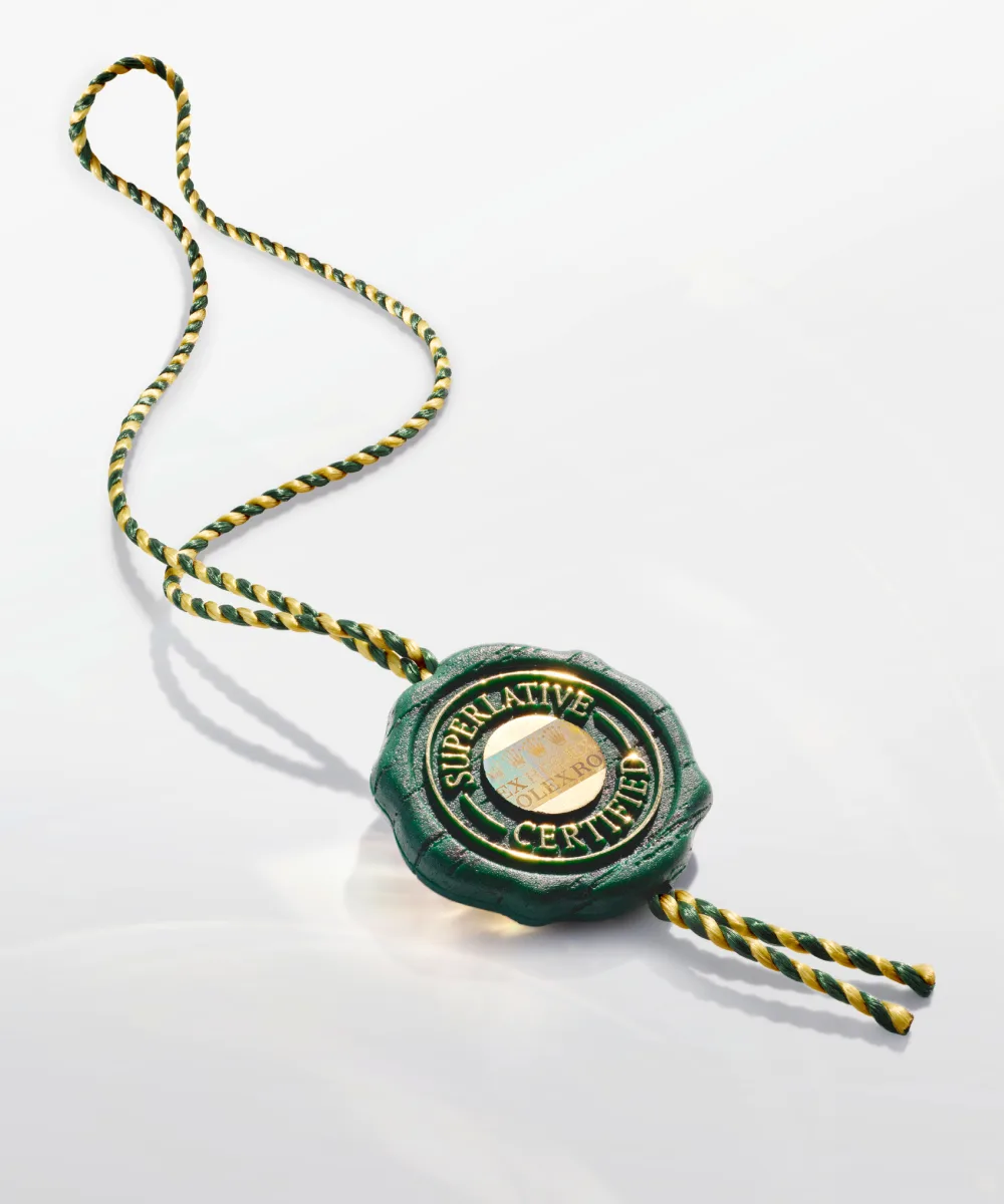 Con dấu màu xanh lục của Rolex, biểu tượng cho chứng nhận Superlative Chronometer.