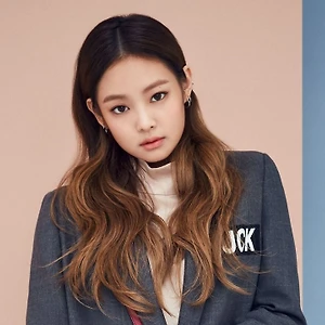 Jennie Black Pink ft1