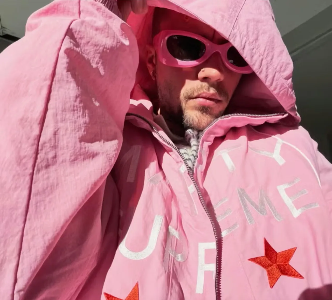Justin Bieber diện áo Marty Supreme