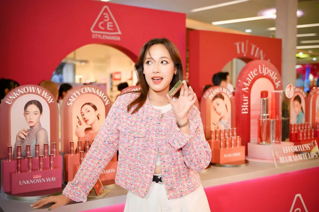 Dòng son Blur Matte của 3CE được giới trẻ yêu thích. Dòng son Blur Matte của 3CE được giới trẻ yêu thích.