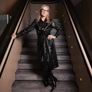 ​​“Yêu nữ” Miranda Priestly diện lụa Lãnh Mỹ A từ thương hiệu Việt CONG TRI