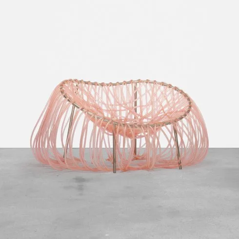 Eanemon chair được tạo ra bằng cách kết các ống nhựa vào khung bằng thép, với kiểu thể hiện rất ngẫu hứng nhưng chiếc ghế này lại cực kỳ thoải mái và thu hút.