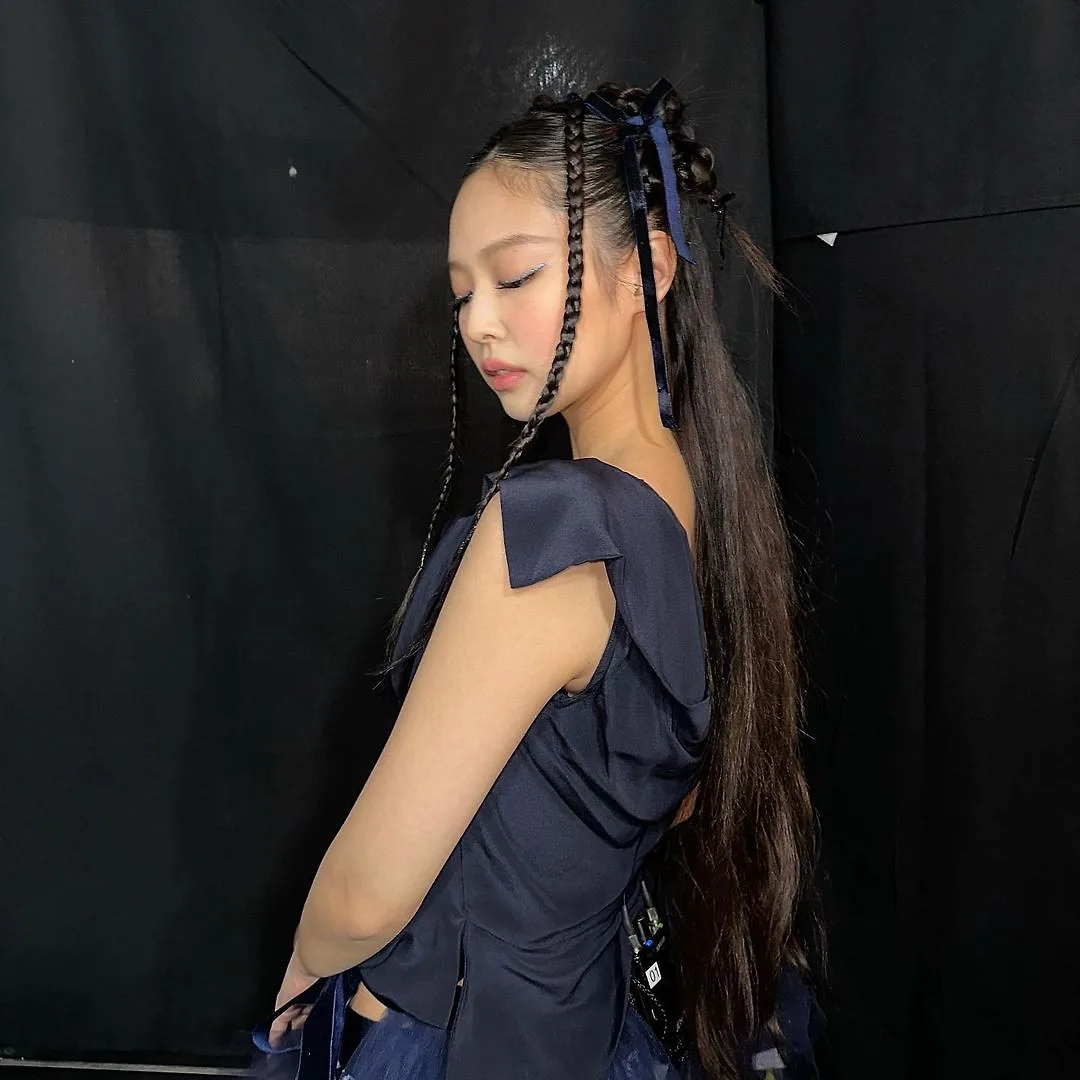 Jennie với tóc baby braids cùng ruy băng