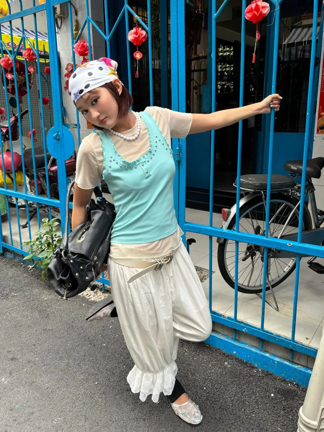 Vẻ đẹp lãng mạn và thanh thoát khi diện tank top cùng những chất liệu nhẹ như không.