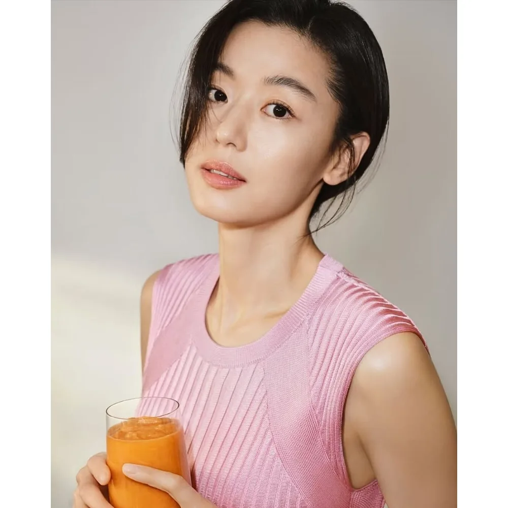 Cô gái mang áo hồng cầm ly nước ép