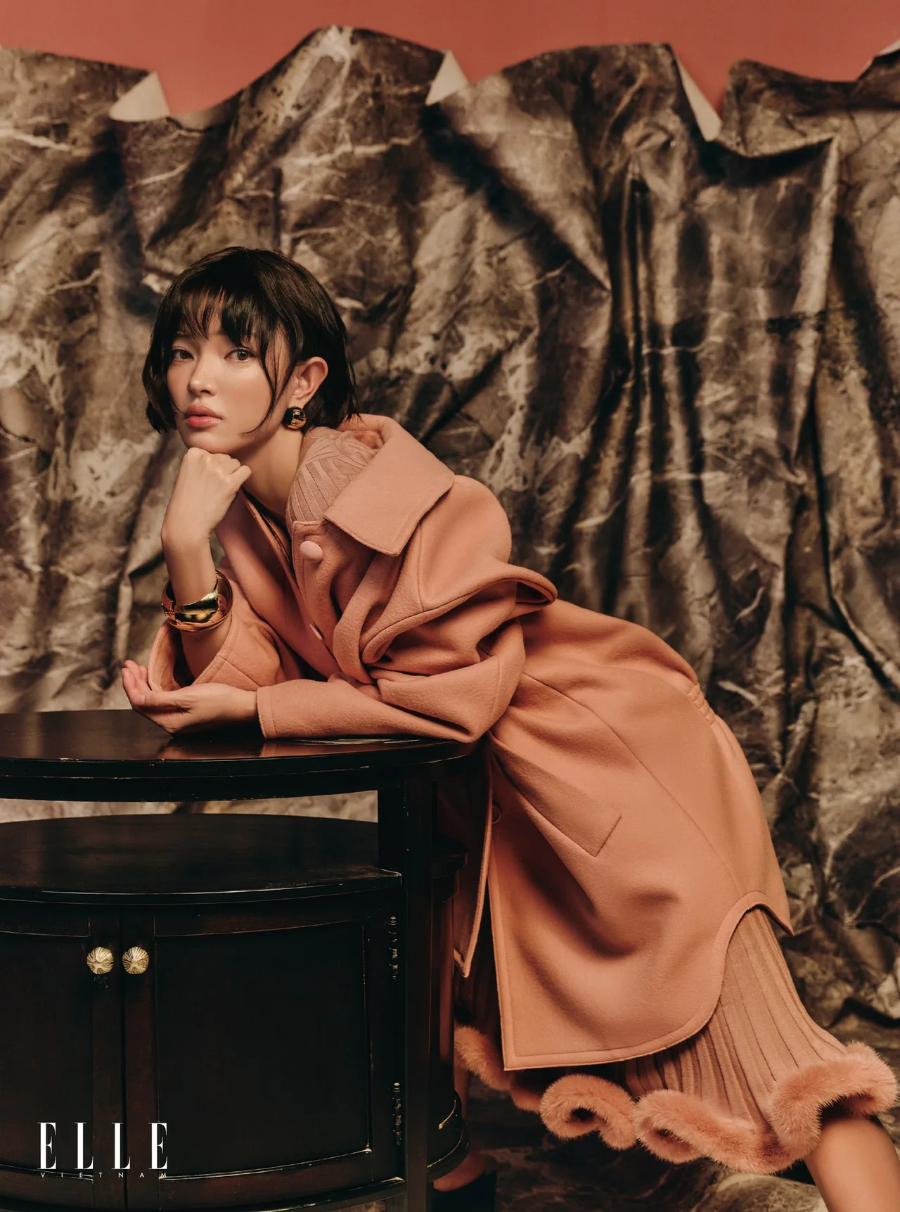 Châu Bùi diện trench coat fendi