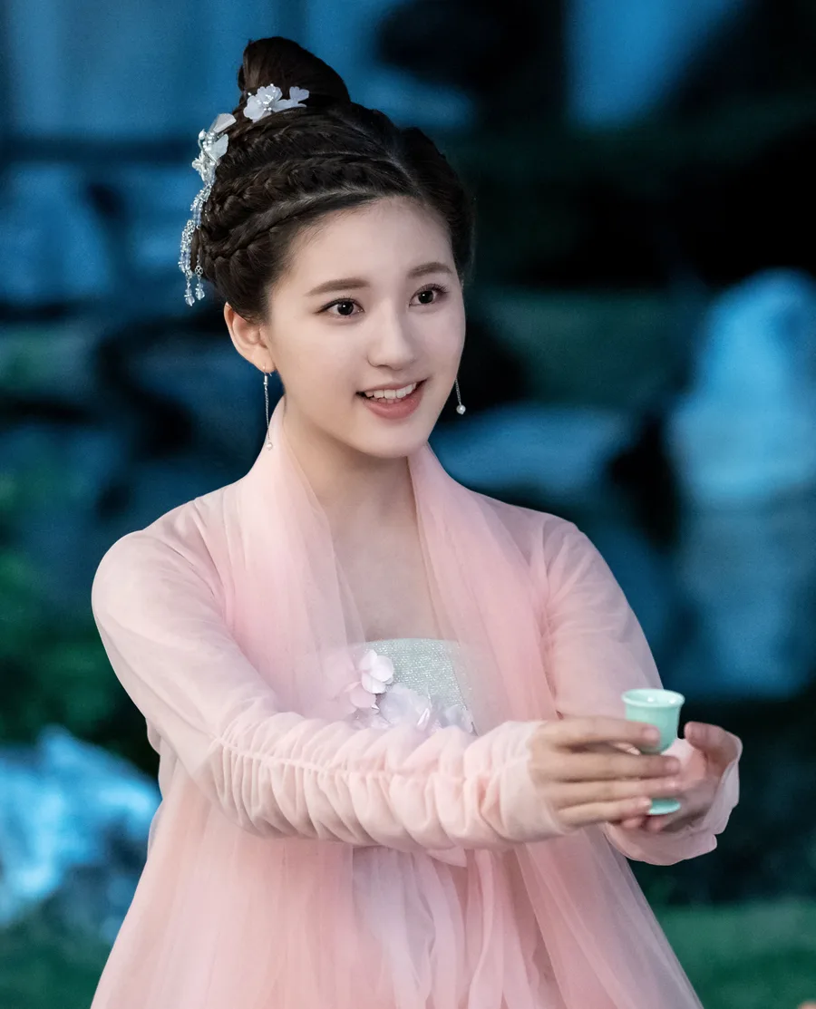 Trang điểm tự nhiên và nhẹ nhàng luôn là phong cách yêu thích của Triệu Lộ Tư. Trang điểm tự nhiên và nhẹ nhàng luôn là phong cách yêu thích của Triệu Lộ Tư.