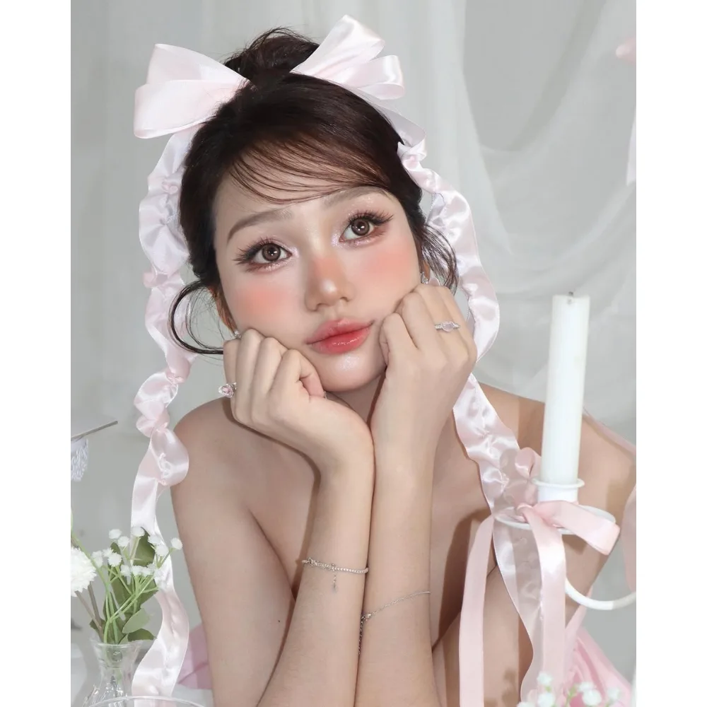 Cô gái có gò má ửng cam.