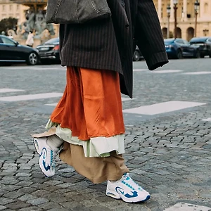 6 “kịch bản” biến hoá tủ đồ công sở thời thượng tuyệt đối với sneakers