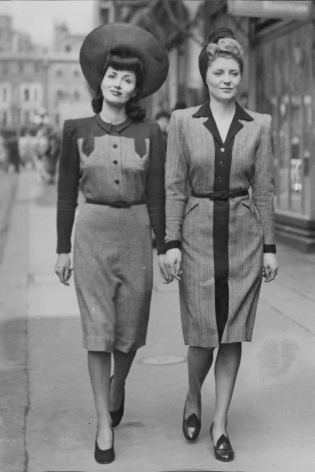 Hai người mẫu trên phố Bond, London. Đây là BST thời trang tiện dụng đầu tiên cho phụ nữ (Utility Dresses For Women) , được thiết kế bởi Norman Hartnell, 1942.