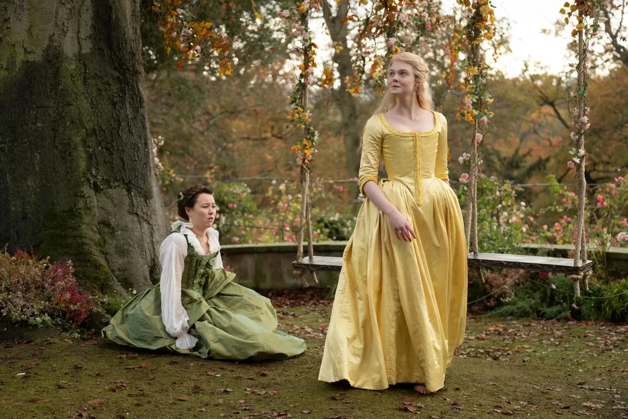 Elle Fanning mặc váy vàng nhạt trong phim The Great