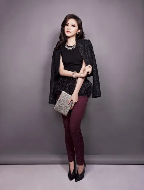 Áo viền lông Coast, Áo khoác ánh kim Coast, Quần họa tiết Coast, Clutch Warehouse 999.000 VNĐ, Vòng cổ Accessorize 775.000 VNĐ, Vòng tay Accessorize 615.000 VNĐ, Giày Nine West