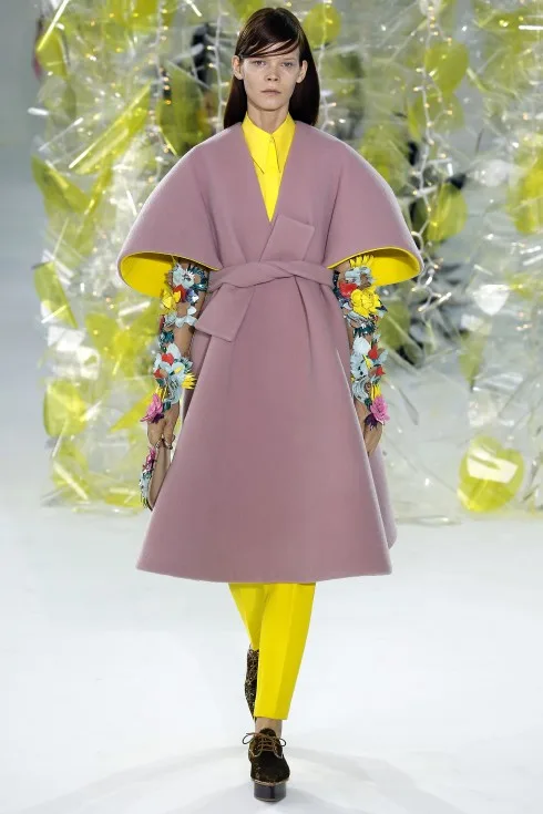 Chiếc áo khoác hồng phấn lót vàng tuyệt đẹp từ Delpozo