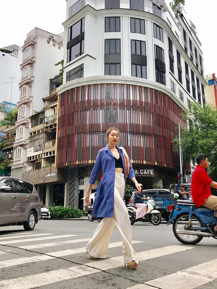 Toàn bộ trang phục đều là đồ secondhand đến từ tủ đồ chia sẻ Việt Nam, Coco Dressing Room.