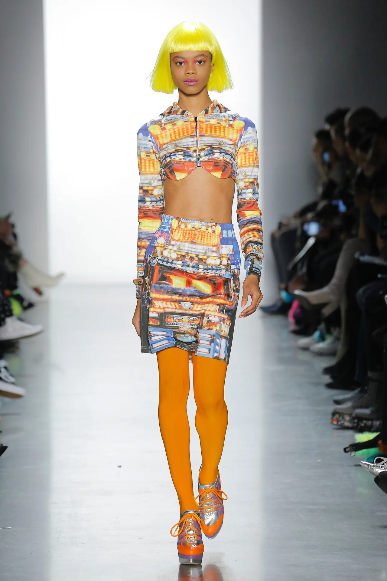 Thương hiệu Jeremy Scott Ready-to-wear Thu-Đông 2018: Rực rỡ sắc màu viễn tưởng 13 Thương hiệu Jeremy Scott Ready-to-wear Thu-Đông 2018: Rực rỡ sắc màu viễn tưởng 13
