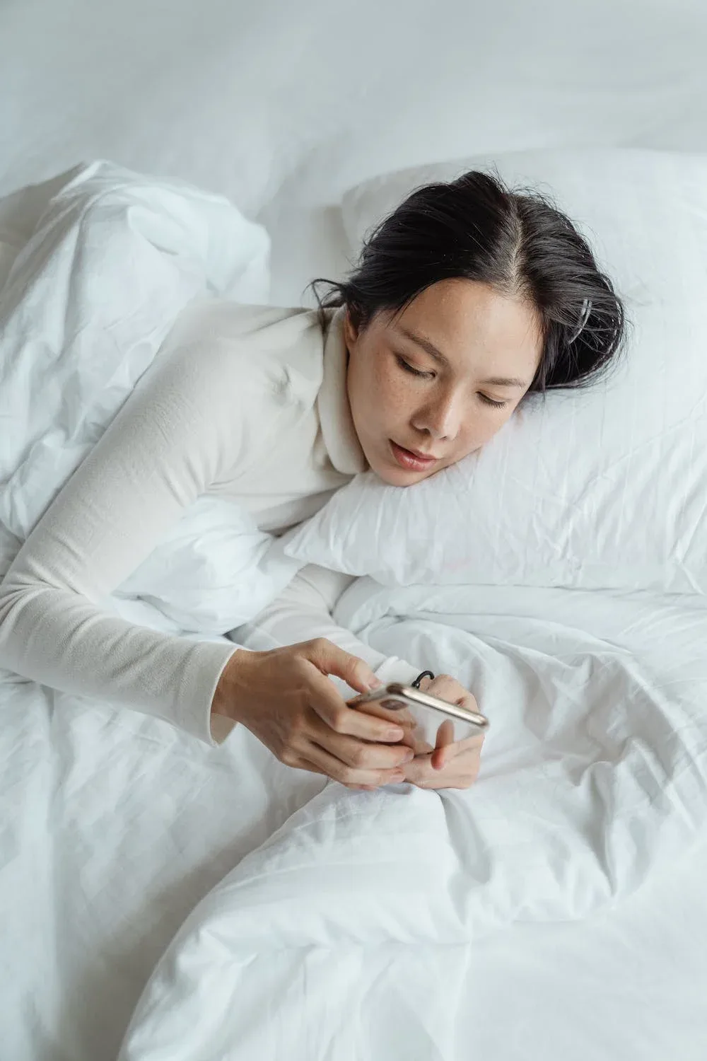 Hạn chế sử dụng điện thoại trước khi ngủ. Hạn chế sử dụng điện thoại trước khi ngủ.